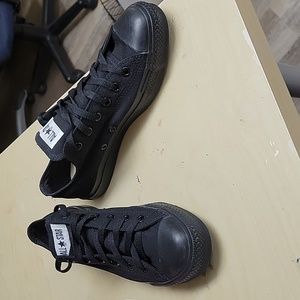 Low-top all black Converse